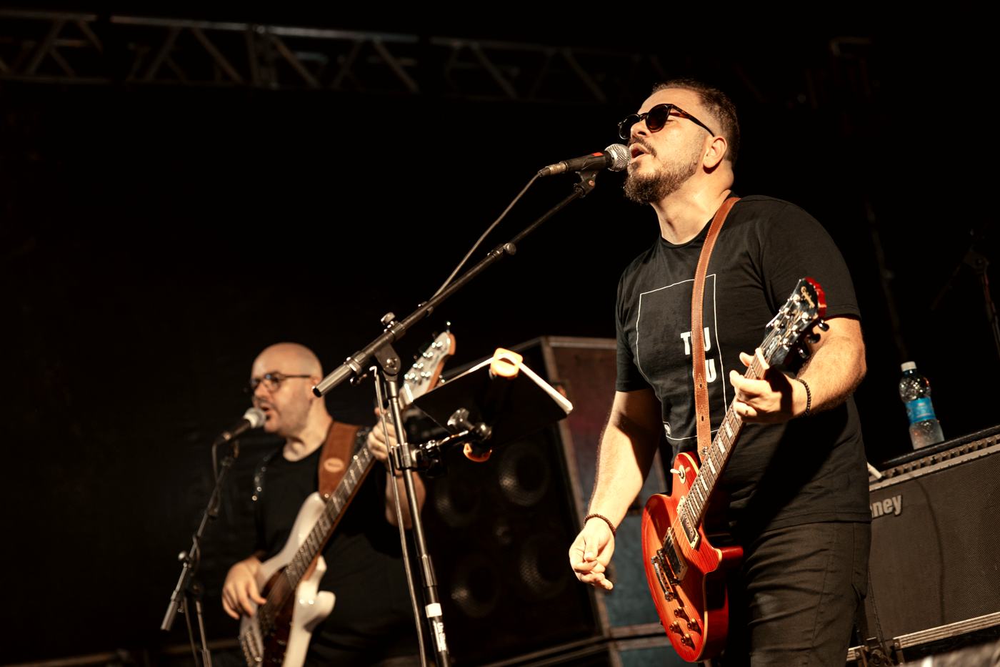 Rammon cantando com o baixista ao lado