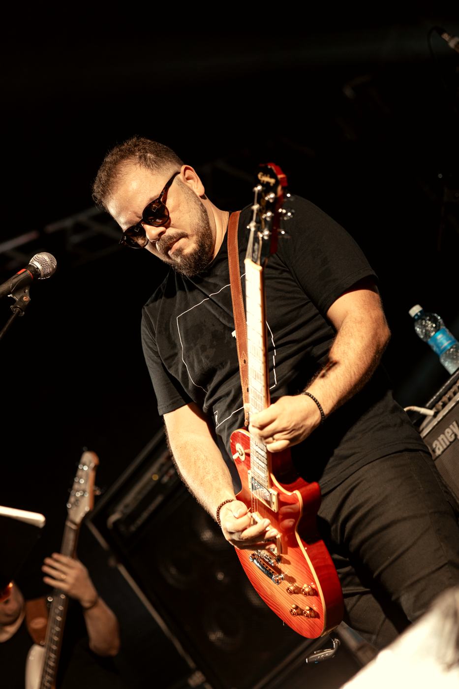 Rammon tocando guitarra Les Paul no palco