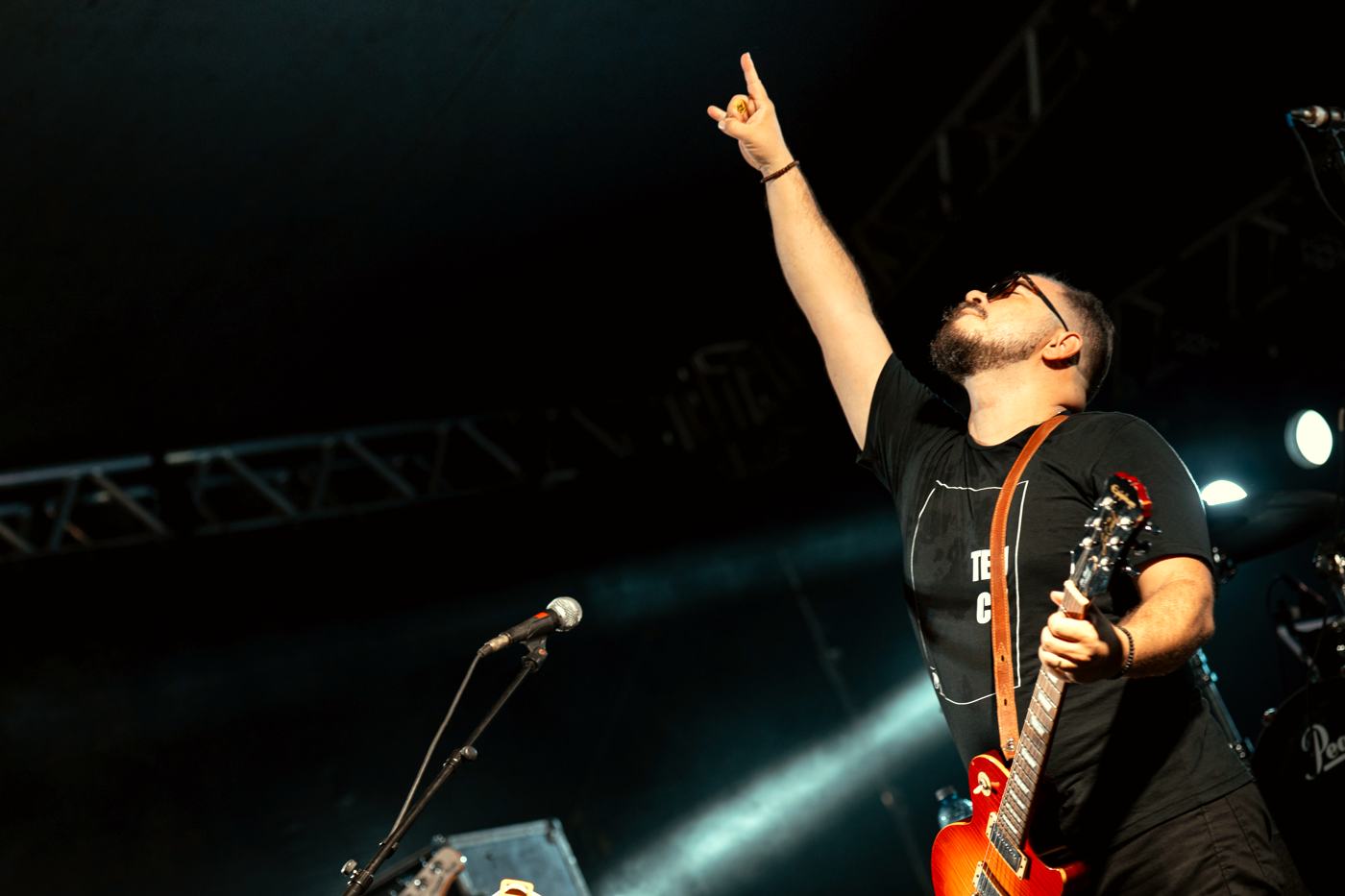 Rammon de braço erguido para o público