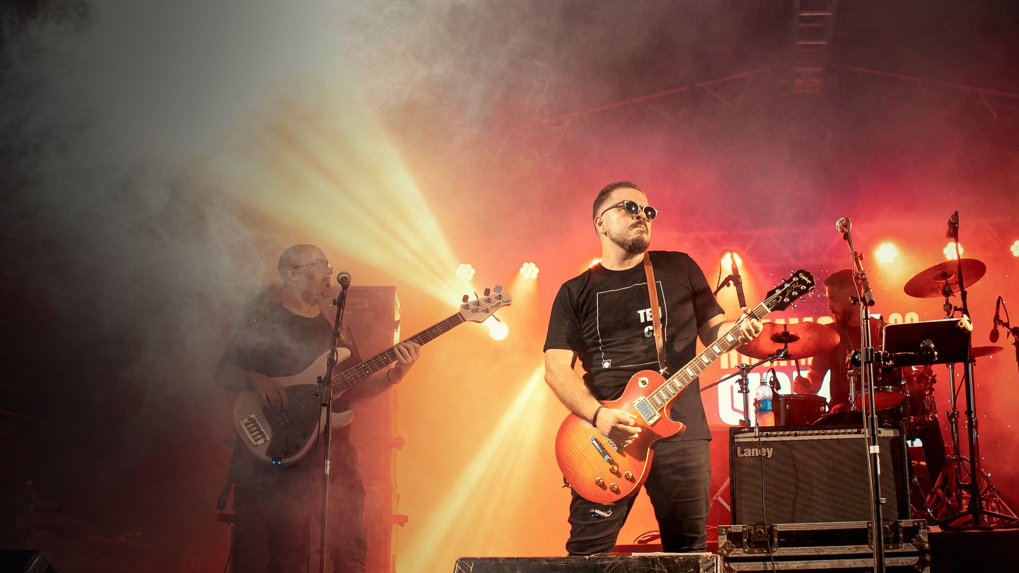 Rammon e Os Siderais no palco do Motofest, com fumaça e luzes vermelhas